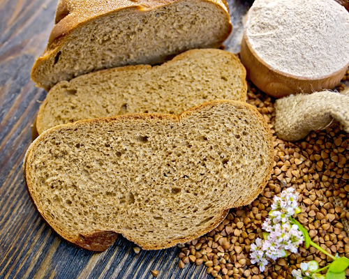 Pan , semillas y flores de trigo sarraceno o alforfón